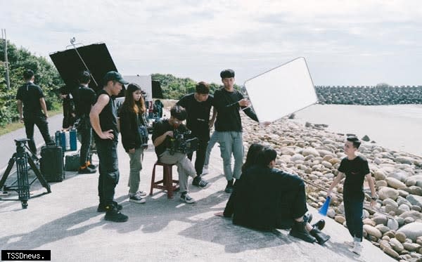 崑山科大視訊系《樂園Paradise》拍攝團隊至海邊取景，以失去情人的故事講述「自主選擇死亡」安樂死議題。（記者李嘉祥攝）
