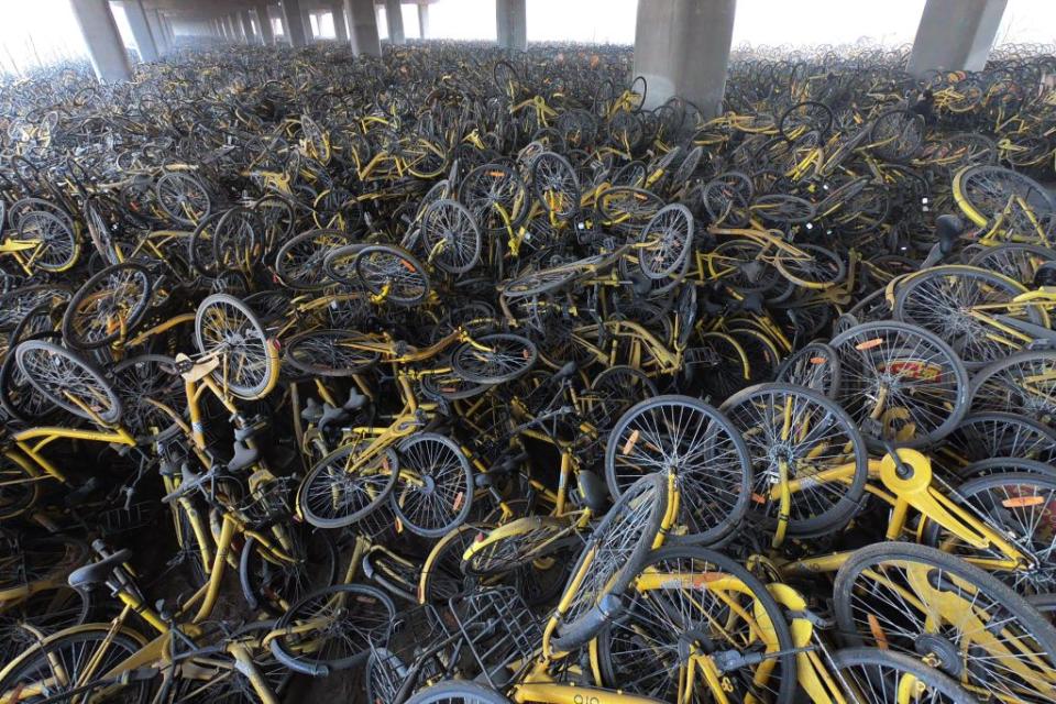 Un cimitero di biciclette in Cina (Getty)