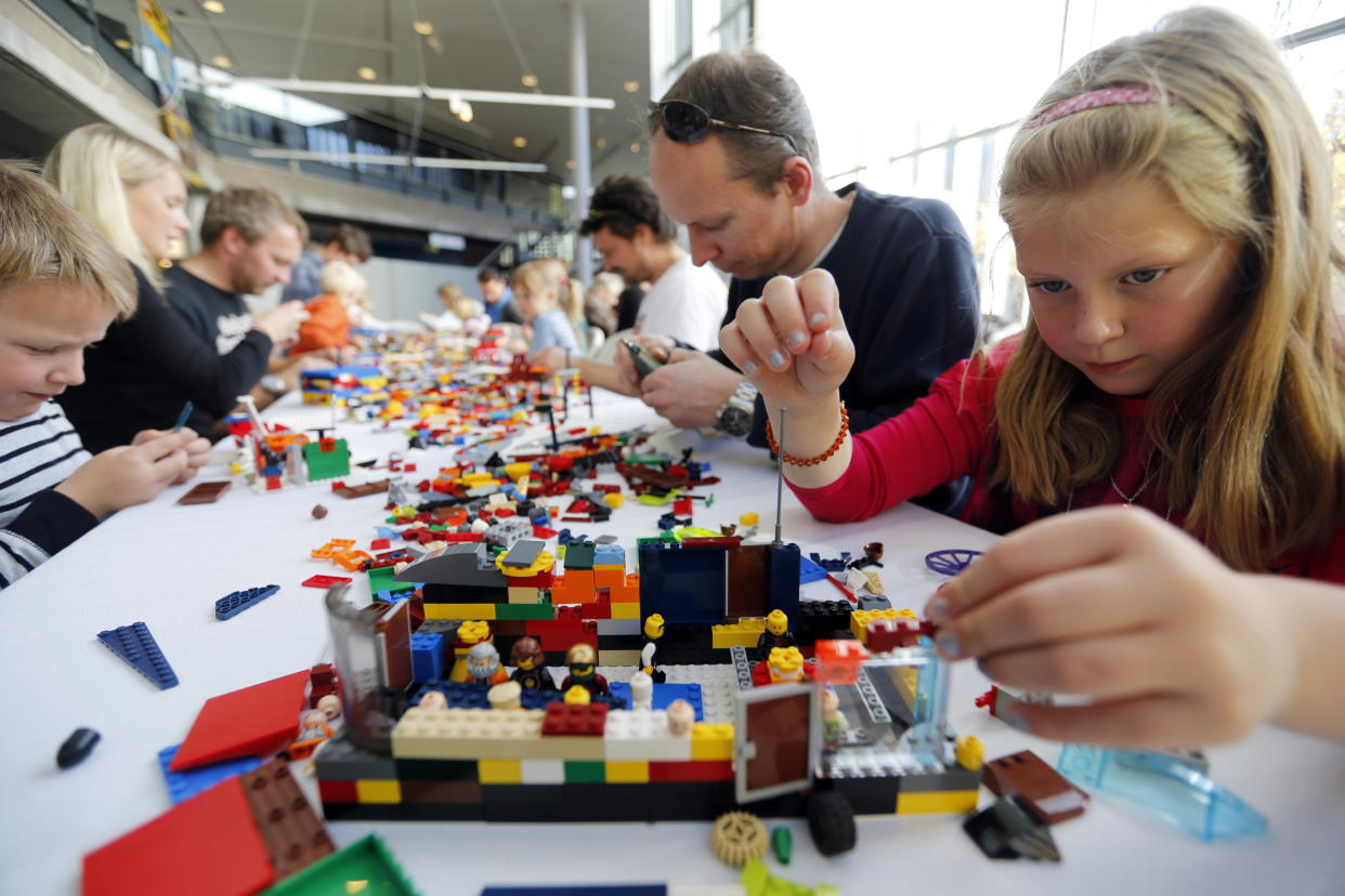 Una familia en el Lego Festival del Museo Técnico de Oslo, Noruega. REUTERS/Lise Aserud/NTB Scanpix 