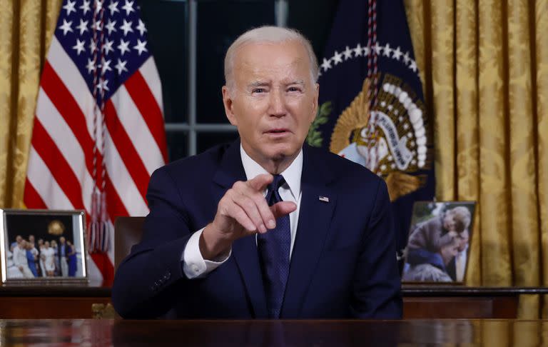 El presidente Joe Biden habla desde el Despacho Oval de la Casa Blanca el jueves 19 de octubre de 2023, en Washington, sobre la guerra en Medio Oriente. (Jonathan Ernst/Pool via AP)