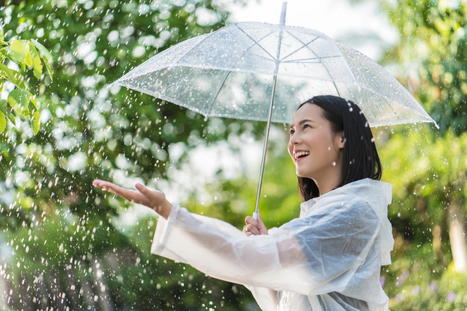 養成出門先看氣象預報習慣，若是可能會下雨，就要隨身攜帶雨具。（示意圖/Getty Image）