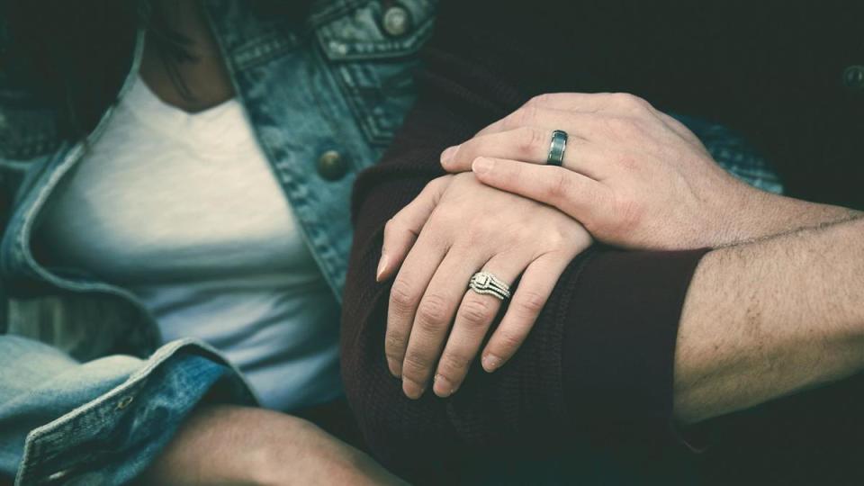 丈夫向法官說自己和太太是眞心戀愛後，才會決定要結婚，否認有騙婚。（示意圖／pixabay）