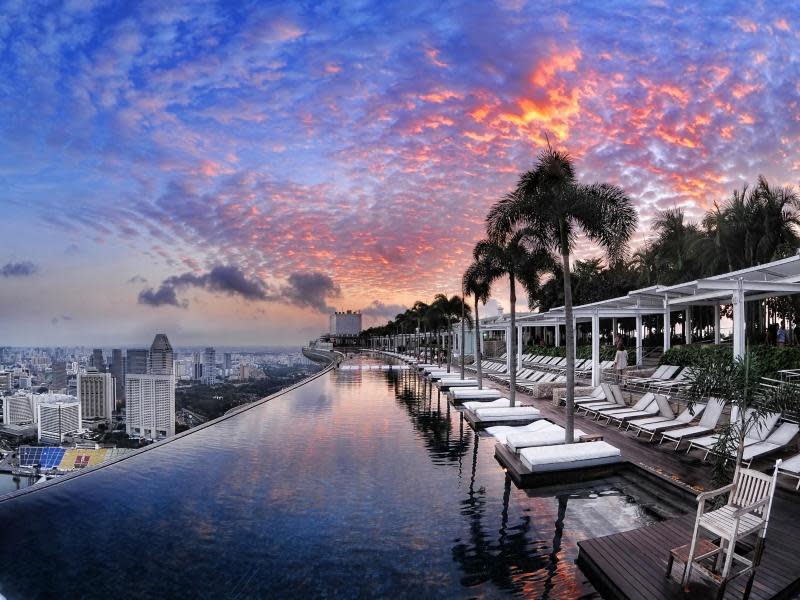 Vom Swimmingpool aus über die Dächer Singapurs schauen: Damit wirbt das «Marina Bay Sands» - Planschen dürfen aber nur Hotelgäste. Foto: Singapore Tourism Board/Andrew Tan