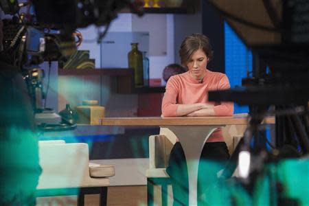 Amanda Knox sits alone before being interviewed on the set of ABC's "Good Morning America" in New York January 31, 2014. REUTERS/Andrew Kelly