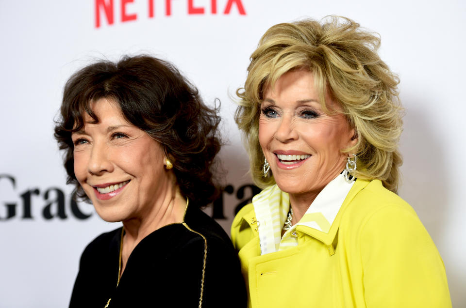 LOS ANGELES, CA - 29 DE ABRIL: As atrizes Lily Tomlin (L) e Jane Fonda chegam à estreia de Netflix 