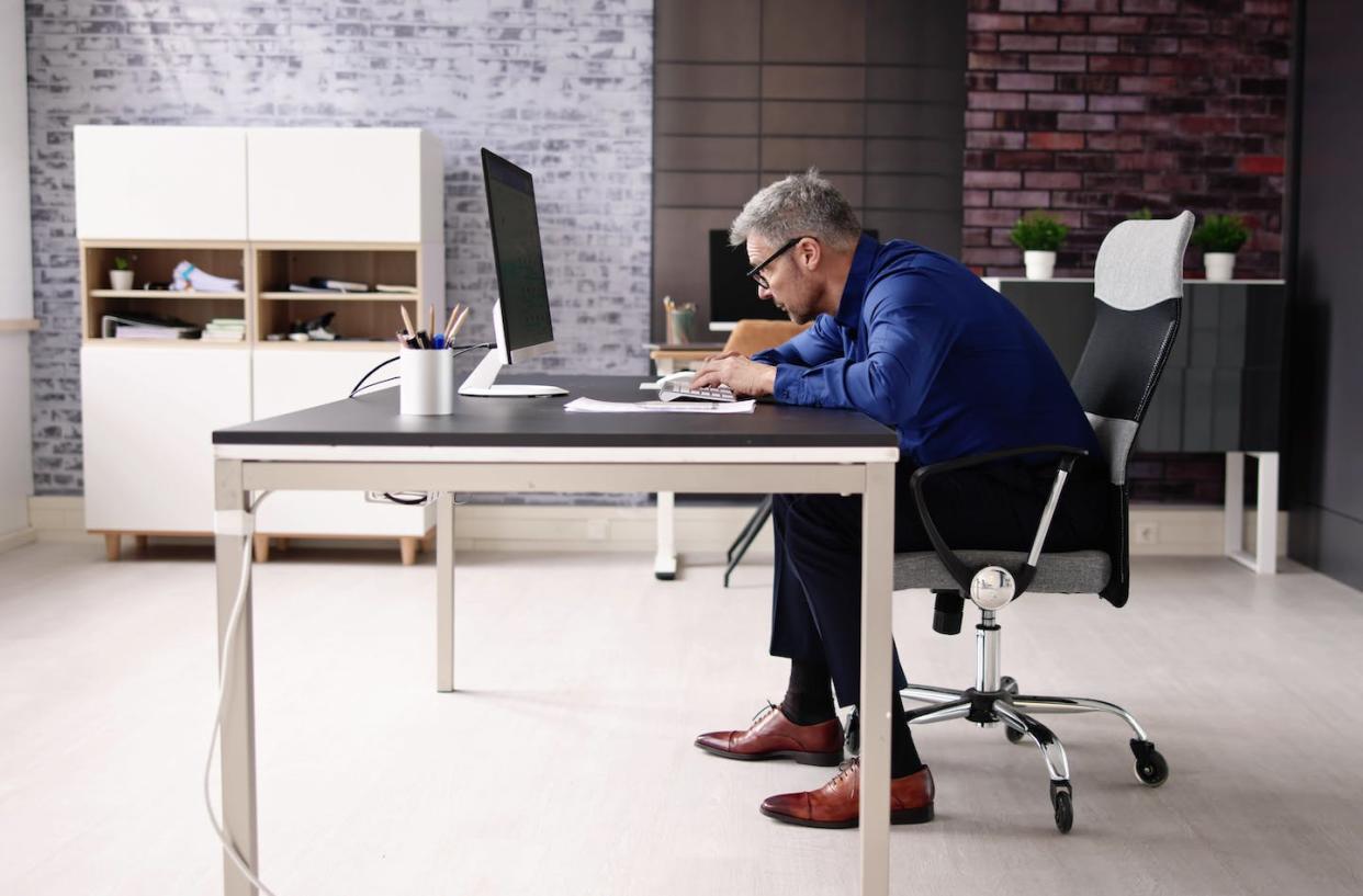 <a href="https://www.shutterstock.com/es/image-photo/bad-posture-sitting-office-chair-computer-2292386857" rel="nofollow noopener" target="_blank" data-ylk="slk:Andrey_Popov/Shutterstock;elm:context_link;itc:0;sec:content-canvas" class="link ">Andrey_Popov/Shutterstock</a>