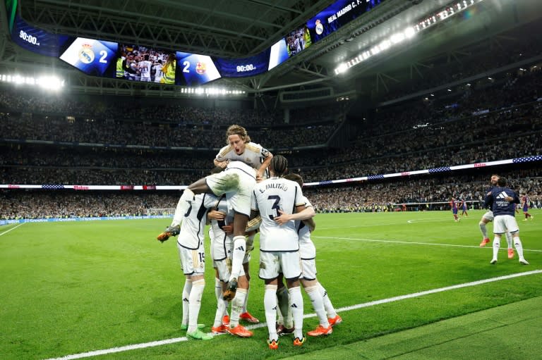 Los jugadores del Real Madrid celebran el tercer gol en la victoria por 3-2 en el Clásico frente al Barcelona en la 32ª jornada de LaLiga, en el Estadio Santiago Bernabéu el de Madrid el 21 de abril de 2024 (OSCAR DEL POZO)