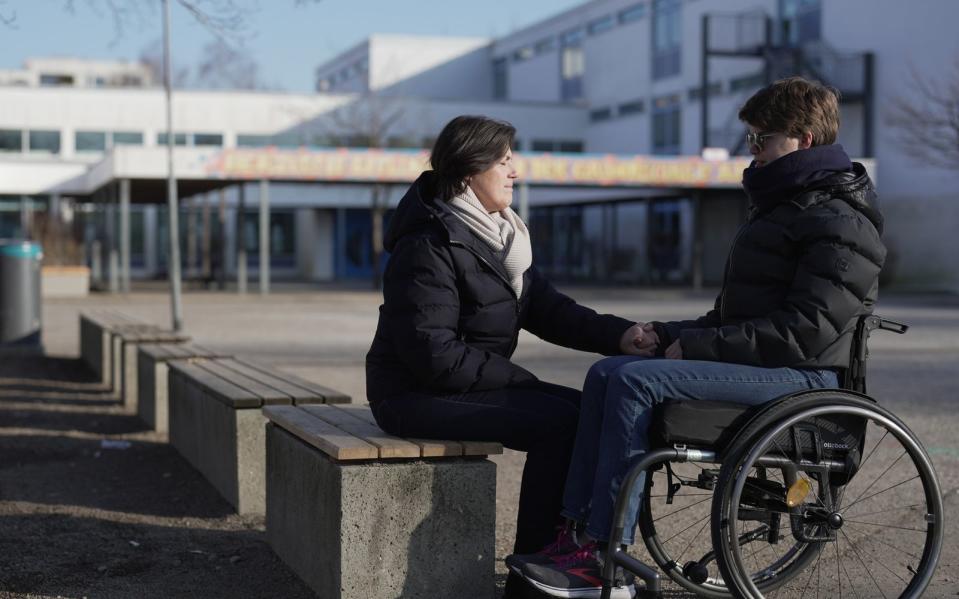 Pauline kann nicht mehr regulär am Unterricht teilnehmen, sondern erhält nun Privatstunden. (Bild: ZDF/Ralf Schweinböck)