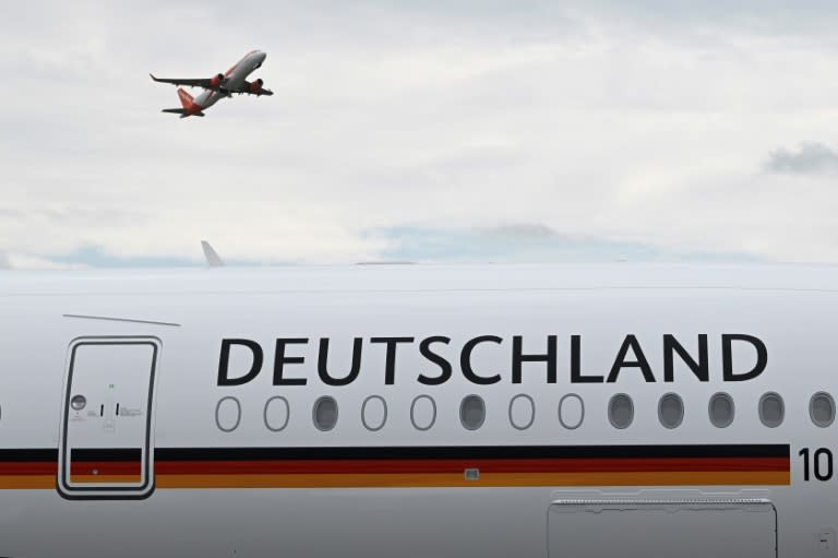 Das Unternehmen Lufthansa Technik hat ein weiteres Regierungsflugzeug an die Flugbereitschaft der Bundeswehr übergeben. Damit ist das Modernisierungsprogramm für die Großraumjets der Flugbereitschaft zunächst abgeschlossen. (RALF HIRSCHBERGER)