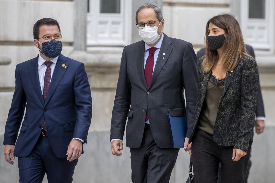 Catalan regional President Quim Torra, center, arrives at the Spanish Supreme Court in Madrid, Spain, Thursday, Sept. 17, 2020. Spain's Supreme Court is hearing closing arguments over whether to uphold or overturn the barring from public office of Catalonia's separatist-minded regional leader. (AP Photo/Manu Fernandez)