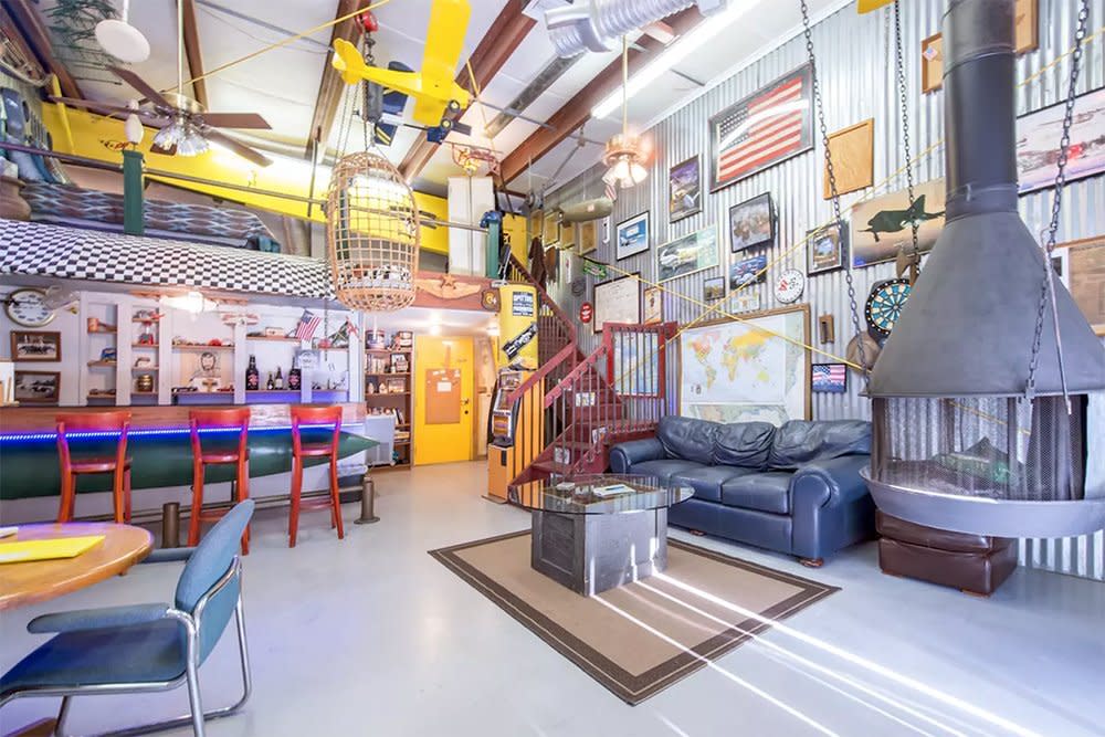 Man Cave Apartment/Airplane Hangar in Geneva, Florida