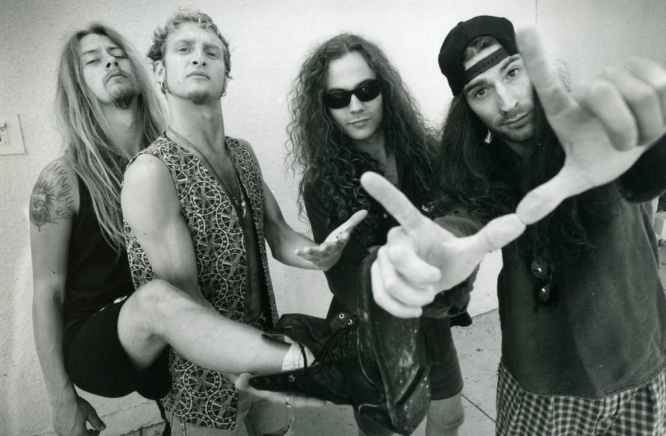 Alice In Chains gehörten zu den erfolgreichsten Vertretern der sogenannten Grunge-Bewegung Anfang der 90er-Jahre, mit "Dirt" (1992) gelang ihnen eines der wichtigsten Alben des Genres. Doch der Erfolg währte nicht lange, der Tod von Sänger Layne Staley (zweiter von links), der 2002 an einer Überdosis Heroin und Kokain starb, markierte das Ende der Band - zumindest vorläufig. (Bild: Al Seib/Los Angeles Times via Getty Images)