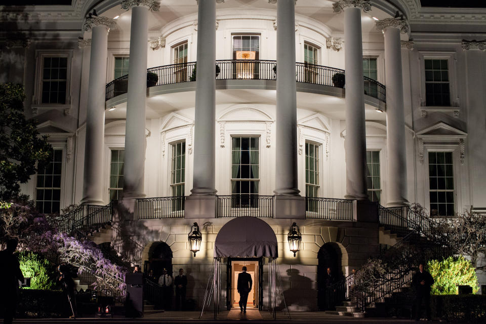 <p>30. März 2012: Nach der Landung mit dem Marine-One-Helikopter macht sich der Präsident auf den Weg ins Weiße Haus. Eine Szene, die Pete Souza oft beobachtete, aber nie den perfekten Moment für ein Foto erwischte. Bis zu diesem Bild. </p>