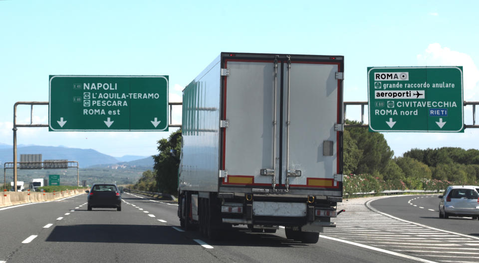 <p>La mayoría de las autopistas de Italia son de pago y el importe depende de la distancia recorrida y del tipo de vehículo. Los pasos se hacen a través de cabinas y se cobran recargos en algunos túneles, siendo uno de los sistemas más caros de Europa. (Foto: Getty Images).</p> 