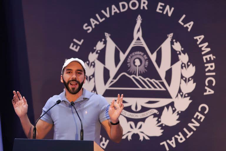 El presidente de El Salvador, Nayib Bukele ofrece una conferencia de prensa después de votar en las elecciones generales, en San Salvador