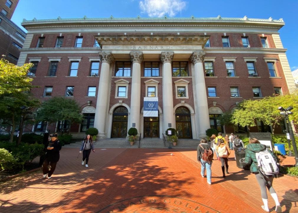 Students walking into Barnard.