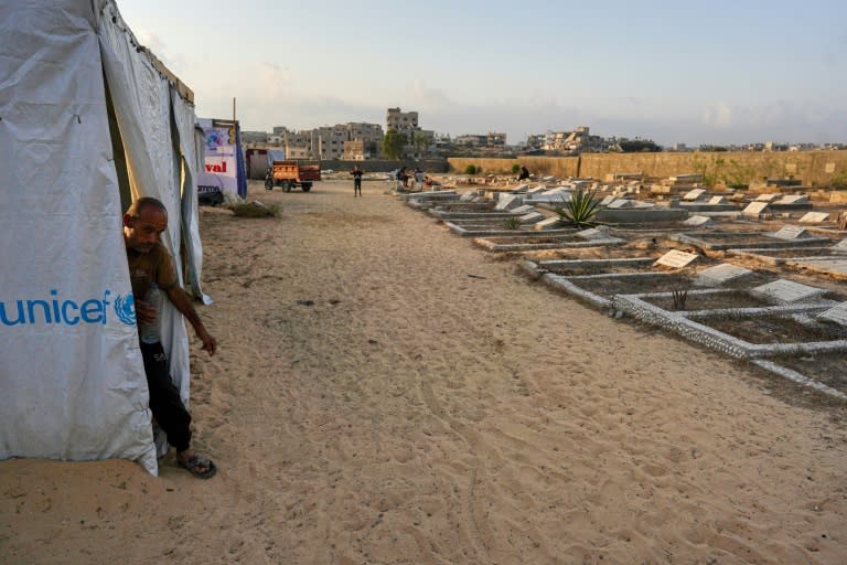 Un hombre sale de una tienda en un campamento provisional para palestinos desplazados de la zona este de Jan Yunis instalado en los terrenos de un cementerio de la zona oeste de la ciudad, el 26 de julio de 2024 al sur de la Franja de Gaza (Bashar Taleb)