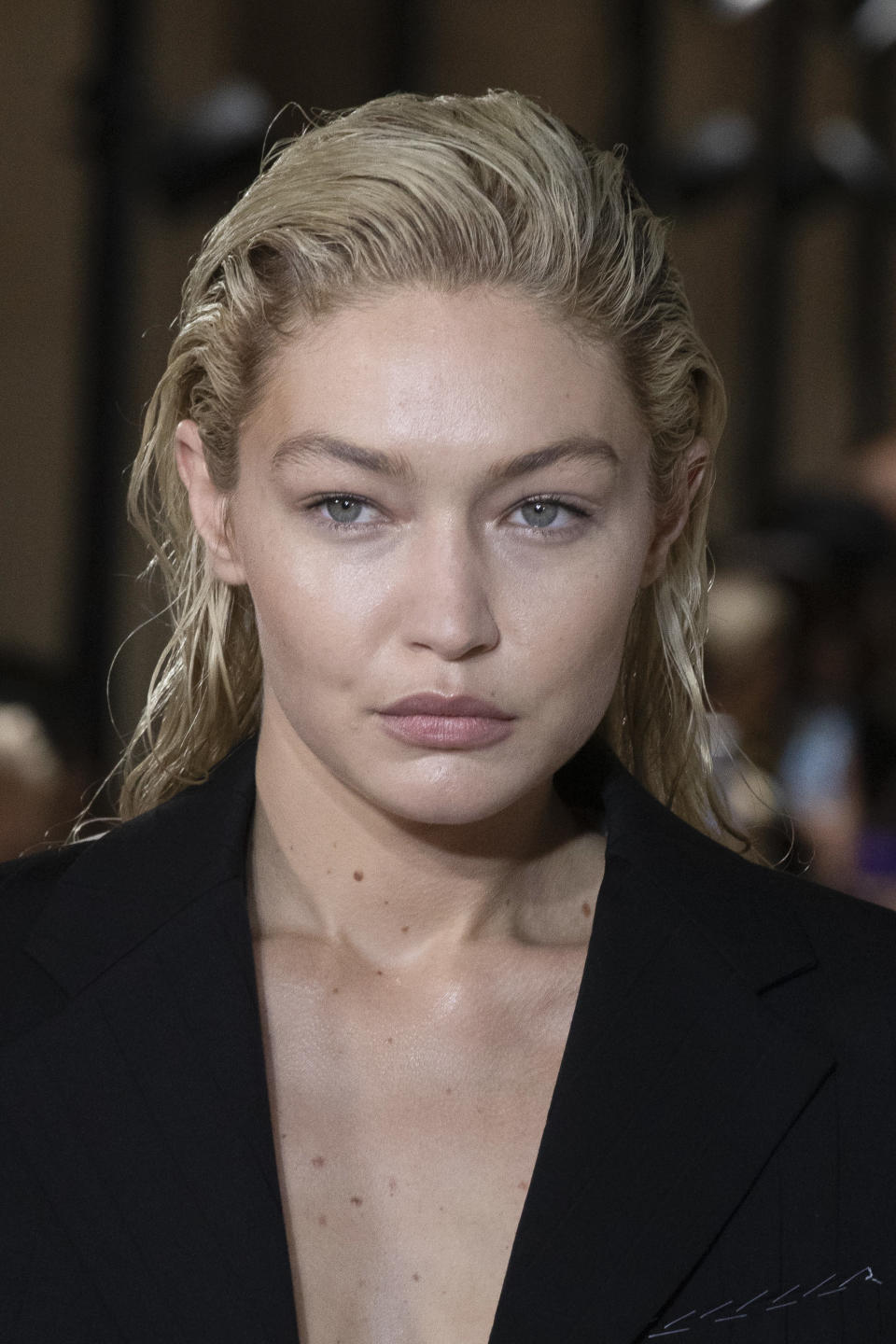 <p>Après son défilé pour Cholé, Gigi Hadid a de nouveau foulé le catwalk, cette fois-ci pour Victoria Beckham. Avec un look bien différent de celui de la veille. (Crédit Victor VIRGILE/Gamma-Rapho via Getty Images)</p> 