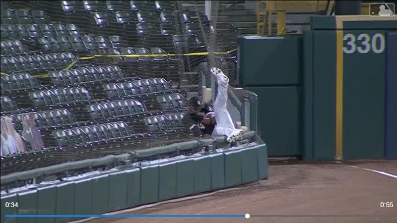 白襪外野手跌進護網，葉立奇（Christian Yelich）跑出場內全壘打。（圖／翻攝自MLB官網）