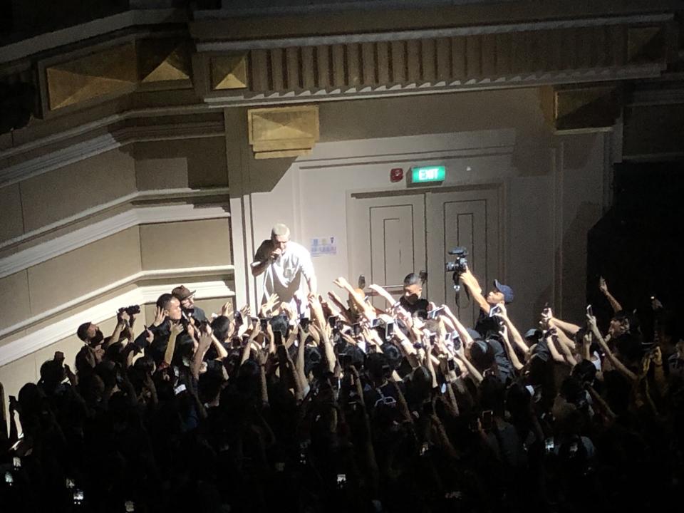 Lauv getting personal with fans. (PHOTO: Yanling/Yahoo Lifestyle Singapore)