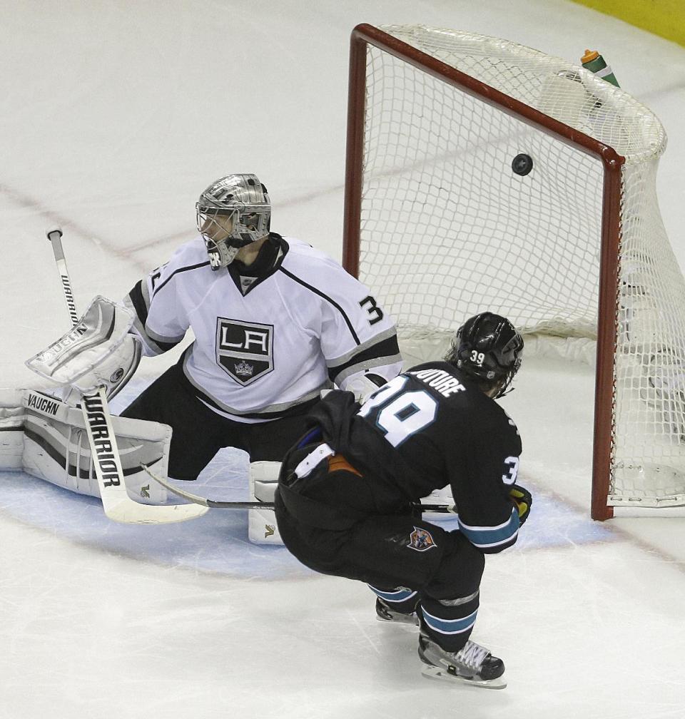 San Jose Sharks' Logan Couture, right, scores a goal against Los Angeles Kings' Jonathan Quick during the third period of Game 2 of an NHL hockey first-round playoff series Sunday, April 20, 2014, in San Jose, Calif. (AP Photo/Ben Margot)