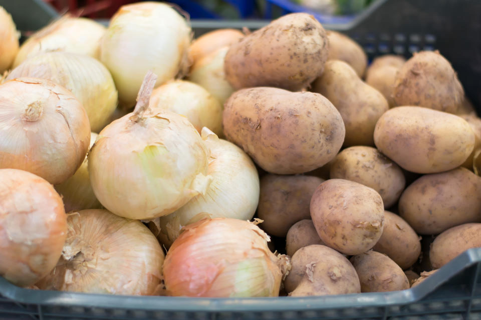 Kartoffeln und Zwiebeln sollte man besser nicht zusammen lagern. (Bild: Getty Images)