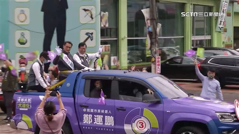 鄭文燦連同鄭運鵬和議員候選人在選前最後1天車隊掃街衝選票。