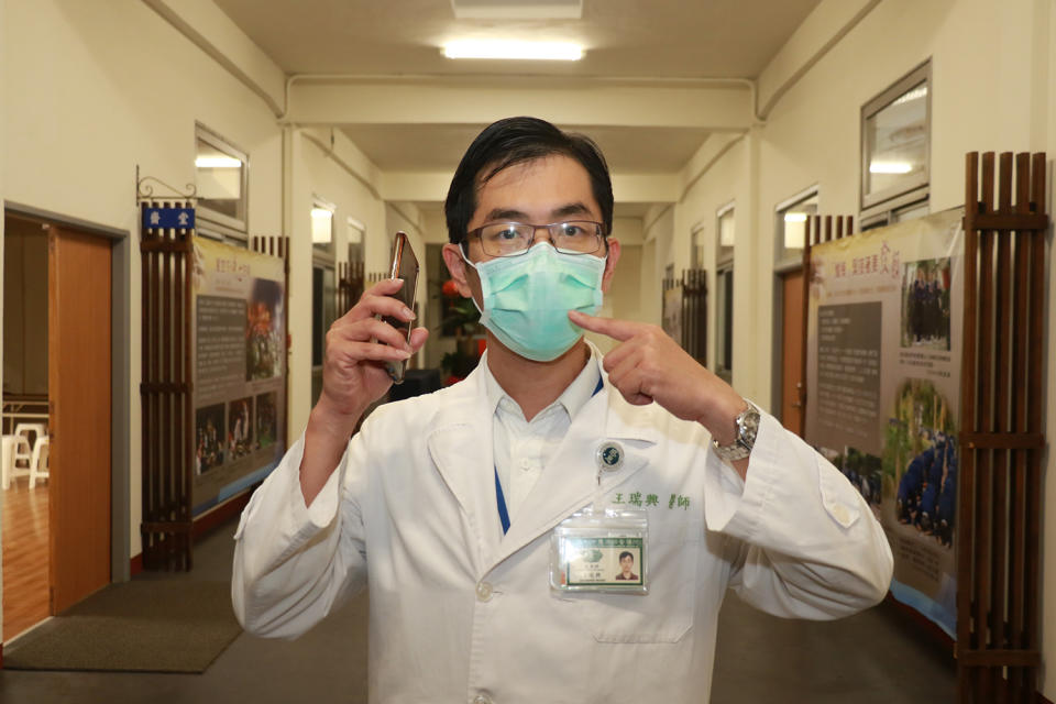 臺中慈濟醫院感染科主任王瑞興提醒，講電話時仍應注意口罩必須覆蓋口鼻，才能達到防疫目的。