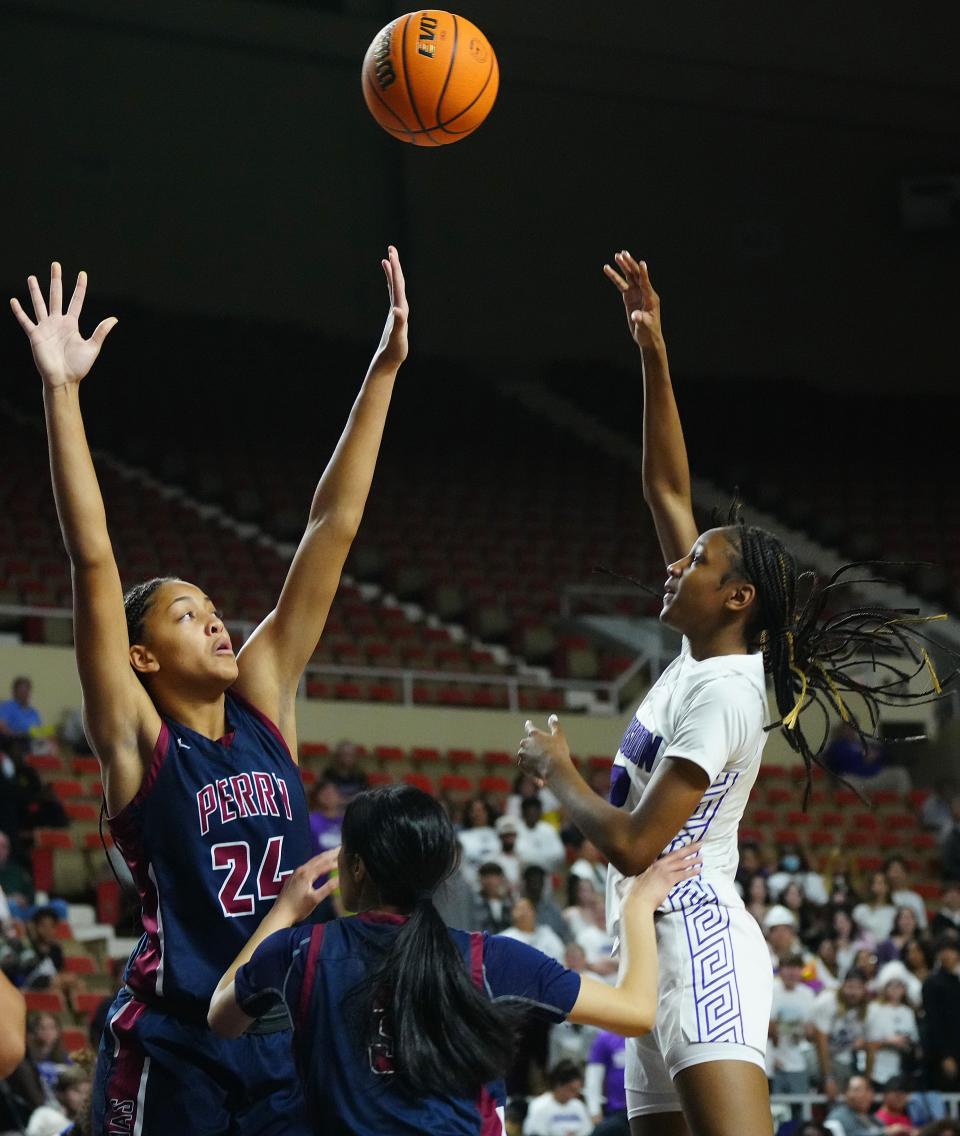 Valley Vista's Ky Lunan (2) shoots against Perry's Khamil Pierre (24) during the 6A State Championship game at Arizona Veterans Memorial Coliseum in Phoenix on March 2, 2022.