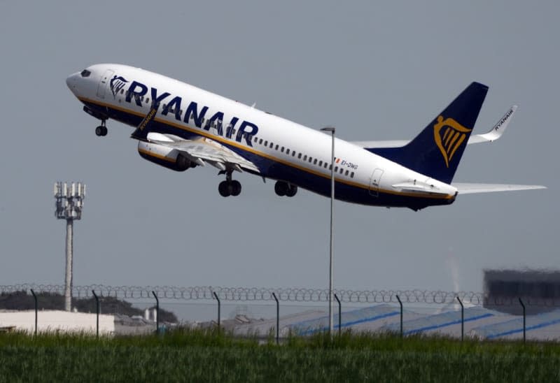 A Boeing 737 of the airline Ryanair takes off from Berlin Brandenburg Airport (BER) "Willy Brandt". Soeren Stache/dpa