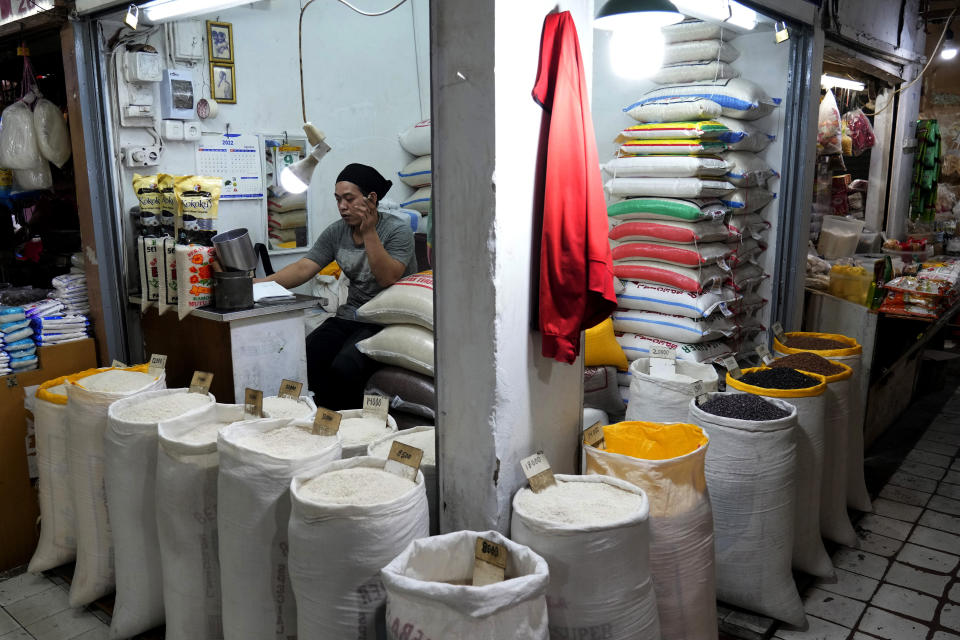 Una vendedora espera a los clientes en su puesto de arroz y otros granos en un mercado en Yakarta, Indonesia, el domingo 14 de agosto de 2022. La guerra de Rusia en Ucrania ha causado enormes efectos negativos en la economía mundial. (Foto AP/Achmad Ibrahim)