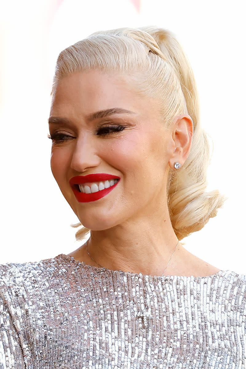 gwen stefani with a red lipstick 50s makeup look