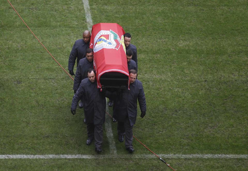 Men carry the coffin of Eusebio at Luz stadium in Lisbon January 6, 2014.