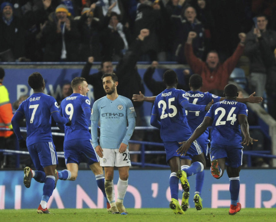 Bernardo Silva, del Manchester City, se lamenta mientras los jugadores del Leicester City festejan un tanto del también portugués Ricardo Pereira, durante un encuentro de la Liga Premier, disputado el miércoles 26 de diciembre de 2018 (AP Foto/Rui Vieira)