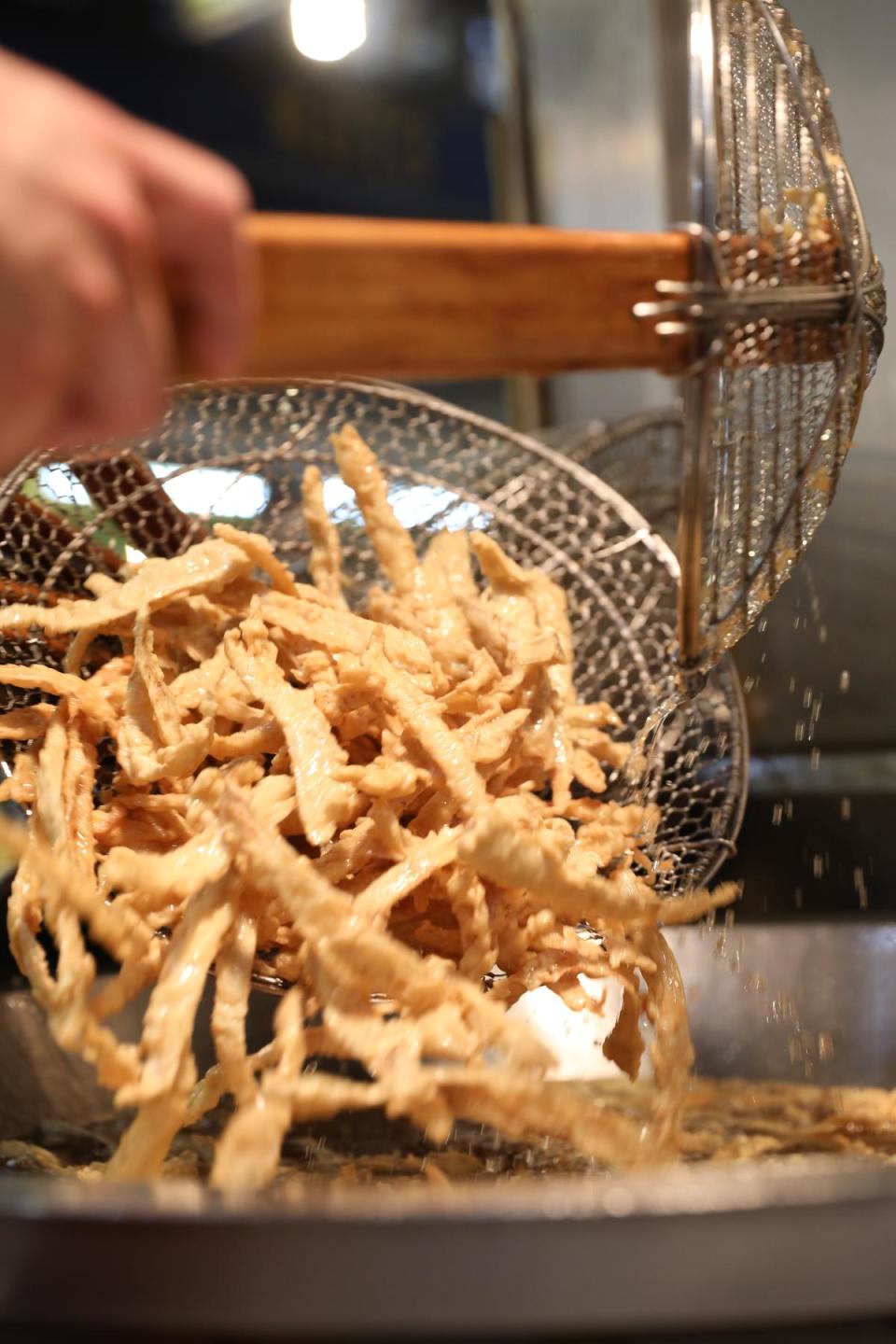 牛蒡以高低不同油溫，炸出酥香口感。