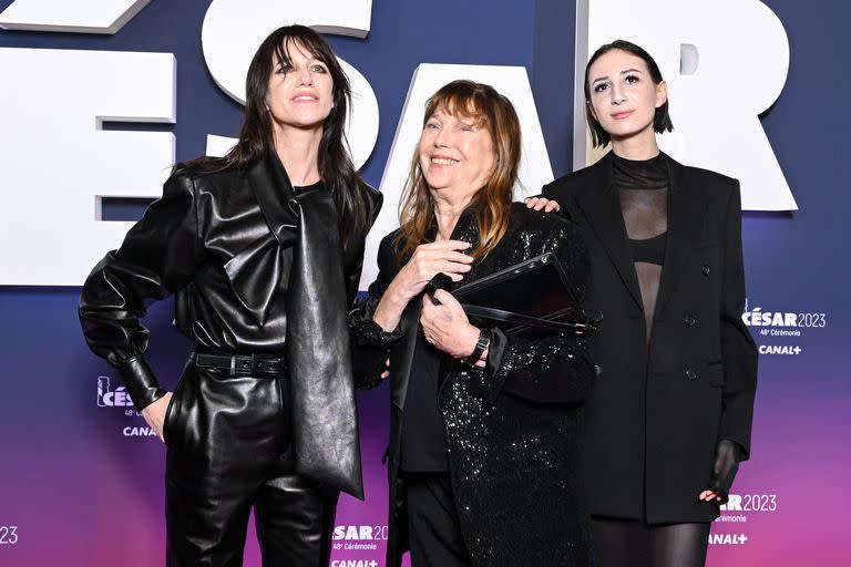 Madre, abuela y nieta: Charlotte Gainsbourg, Jane Birkin y Alice Attal durante los premios César en febrero último