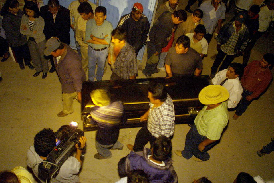 Relatives and neighbors carry the casket of a migrant who died in a truck in Victoria, Texas, on May 14, 2003. (Photo: Reuters Photographer / Reuters)