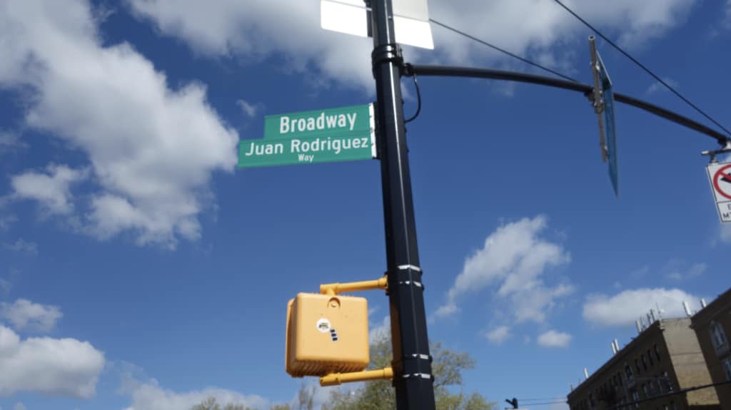 Street sign for Juan Rodriguez Way at the southeast corner of Broadway and Dyckman Street at Riverside Drive in Inwood / Fort George, Manhattan. The street is named after Rodriguez, an Afro-Latino from the present-day Dominican Republic who was the first non-Native American to settle in Manhattan in 1613. (Wikimedia Commons)