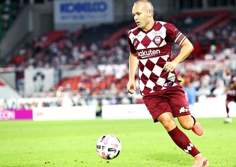 Andrés Iniesta, con la camiseta del Vissel Kobe, su club en Japón, y la cinta de capitán