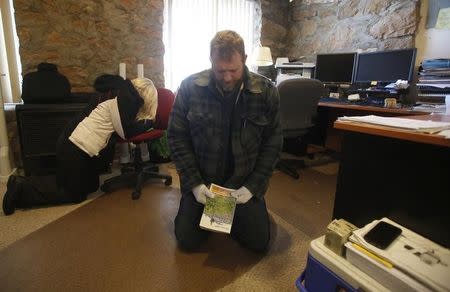 Ammon Bundy leads a prayer in an office at the Malheur National Wildlife Refuge near Burns, Oregon January 6, 2016. REUTERS/Jim Urquhart