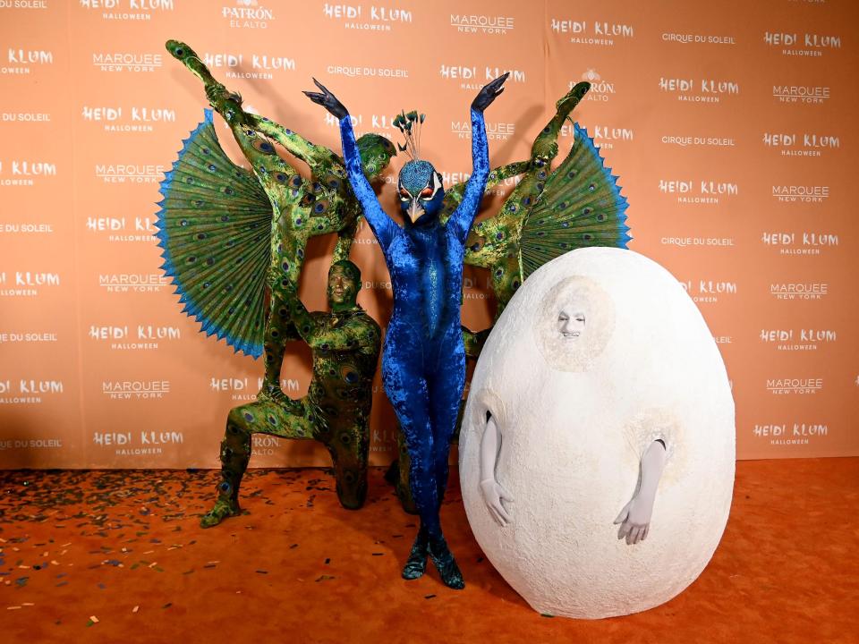 Heidi Klum as a peacock and Tom Kaulitz as a giant egg.