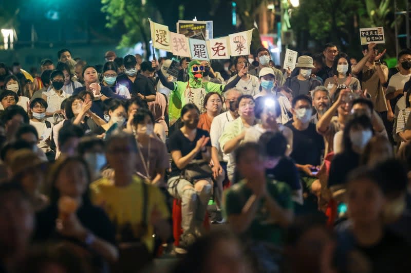 3日晚間逾1500民眾齊聚立院外抗議修法提高罷免門檻。中央社