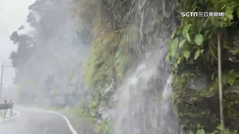 桃園復興鄉面臨豪雨，道路旁的山壁出現小型瀑布。