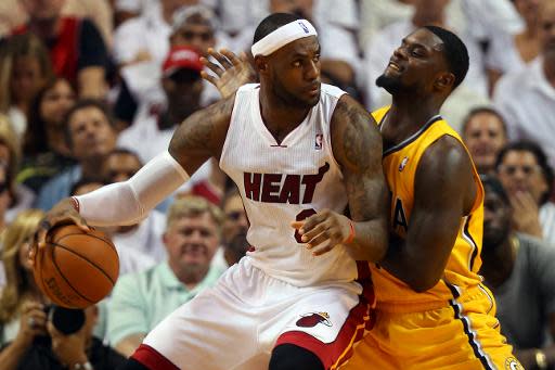 El alero estadounidense LeBron James, de los Miami Heat (izq), contra Lance Stephenson, de los Indiana Pacers, que intenta cortarle el paso en el tercer partido de los 'playoffs' de las finales de la NBA en la Conferencia Oeste, el 24 de mayo de 2014 (Getty/AFP | Mike Ehrmann)