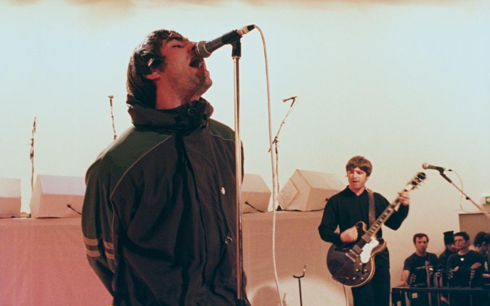 Was, Oasis nur auf Platz 20? Die Gallagher-Brüder Liam (links) und Noel würden dazu wohl sagen: Wer auch immer für dieses Ranking verantwortlich ist, hat keine Ahnung von Rock'n'Roll. Zugegeben: Oasis prägten eine Ära und schufen mit Britpop sogar ihr eigenes Genre. Aber die größte Rockband ever? Nein, da geht mehr. (Bild: Des Willie/Redferns/Getty Images)