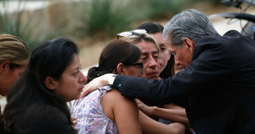 德州小學槍擊案發生後，聖安東尼奧大主教安慰聚集在市民中心外的家長。（圖／達志／美聯社）