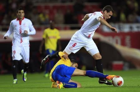 Sevilla's Sebastian Carlos Cristoforo (R) is challenged by Estoril's Evandro during their Europa League soccer match in Seville, November 28, 2013. REUTERS/Marcelo del