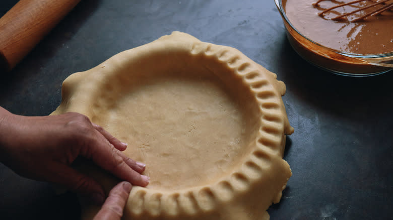 pie crust in plate