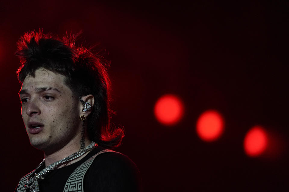 El cantante mexicano Peso Pluma durante su concierto el el Foro Sol de la Ciudad de México el sábado 11 de noviembre de 2023. (Foto AP/Aurea Del Rosario)