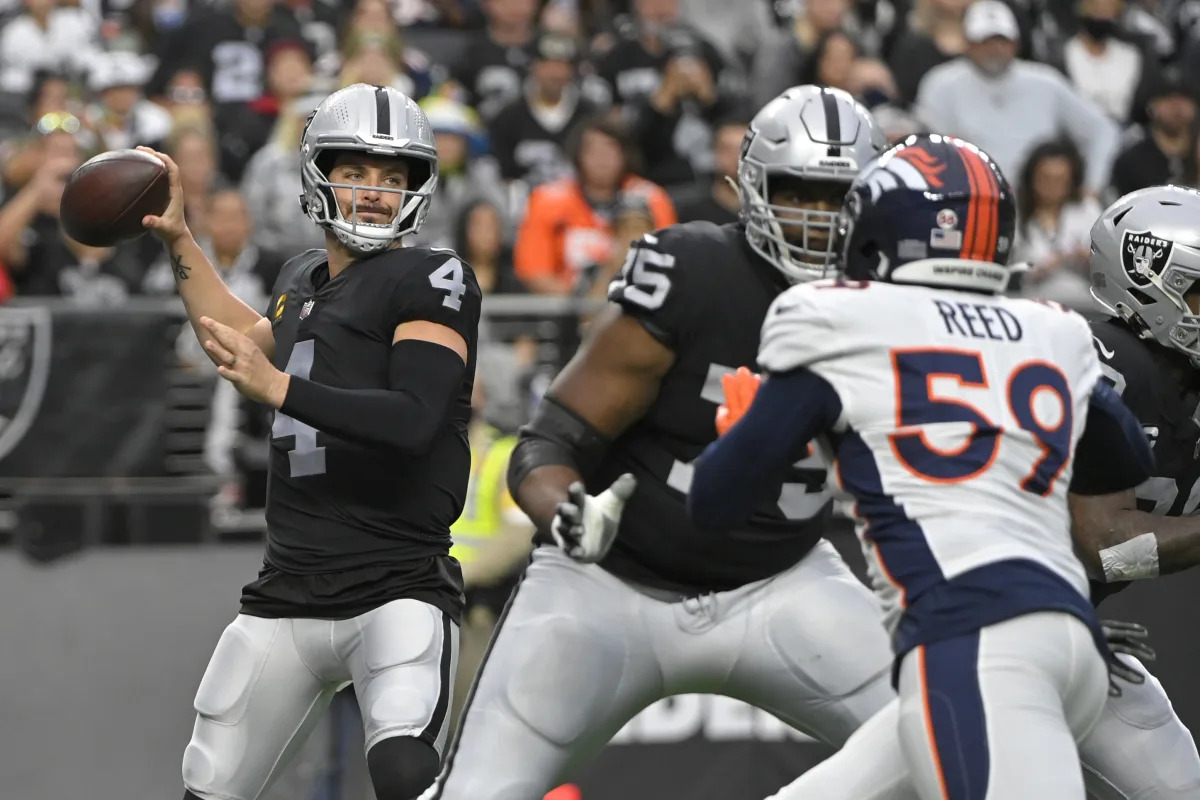 Raiders call an awful screen pass at end of first half, give away 7 points to Broncos